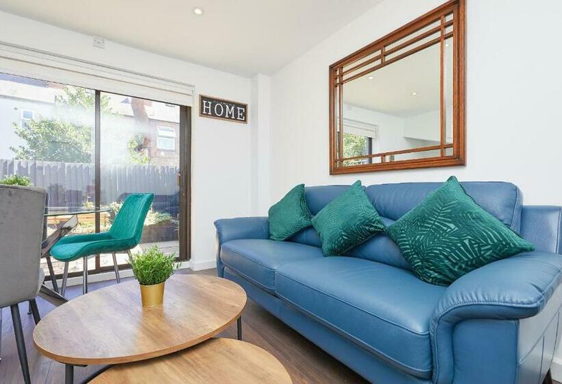 Modern 2 Bed House By City Centre