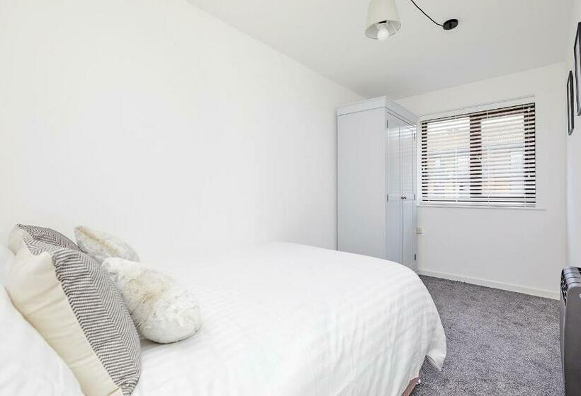 Modern 2 Bed House By City Centre