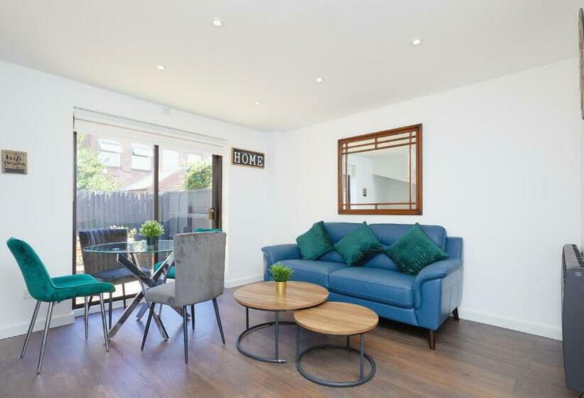 Modern 2 Bed House By City Centre