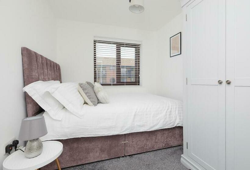 Modern 2 Bed House By City Centre