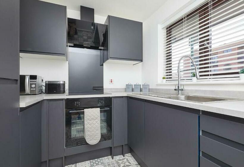 Modern 2 Bed House By City Centre