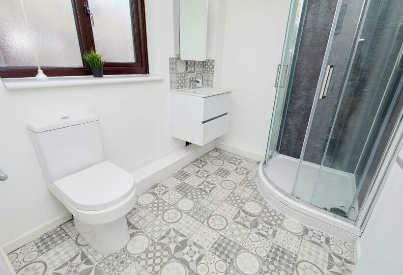 Modern 2 Bed House By City Centre