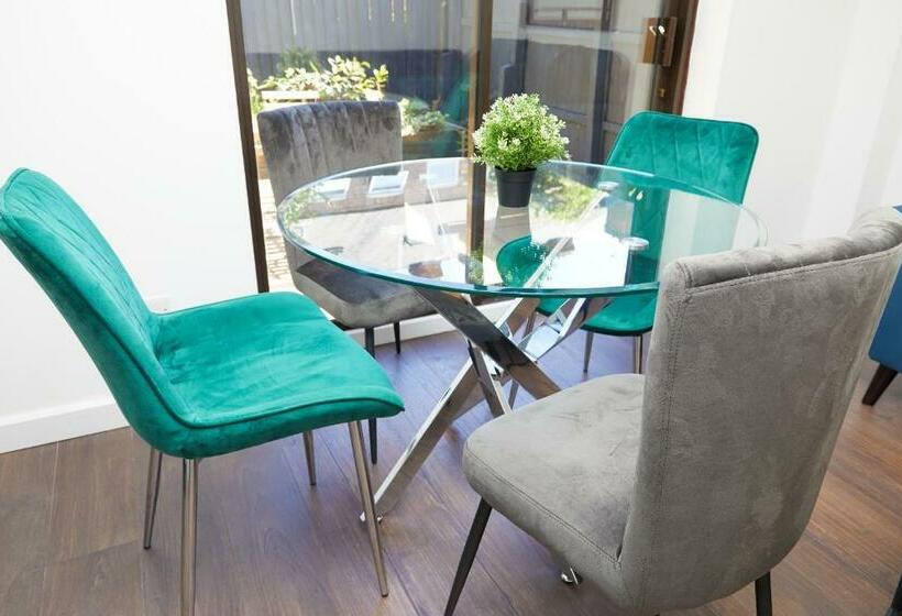 Modern 2 Bed House By City Centre