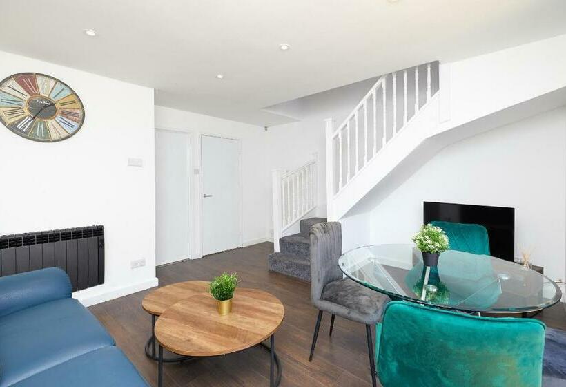 Modern 2 Bed House By City Centre