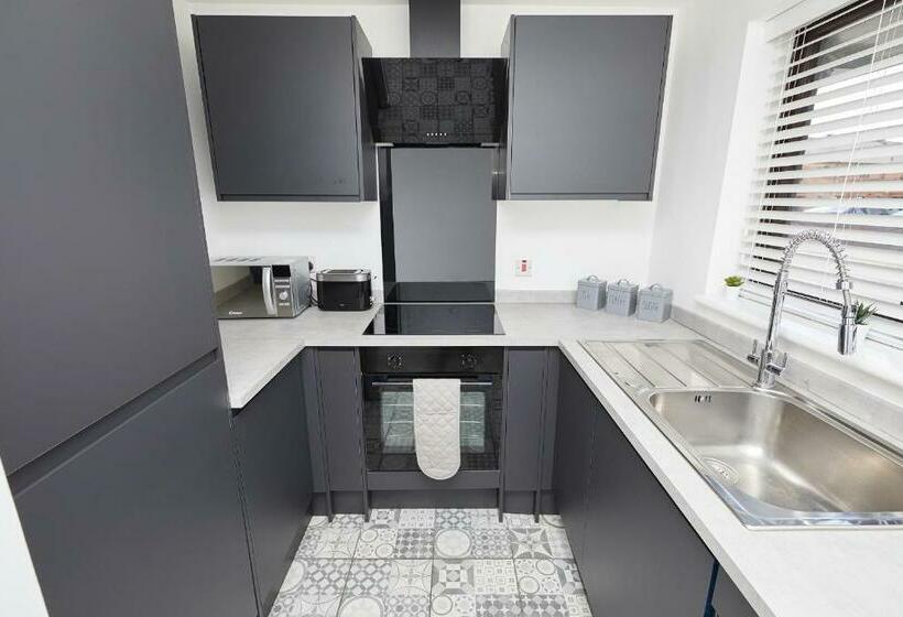 Modern 2 Bed House By City Centre