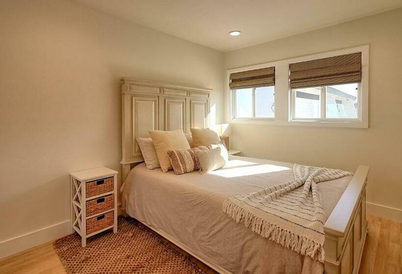 Quaint 2 Bed/1 Bath Unit Located In The Dunes