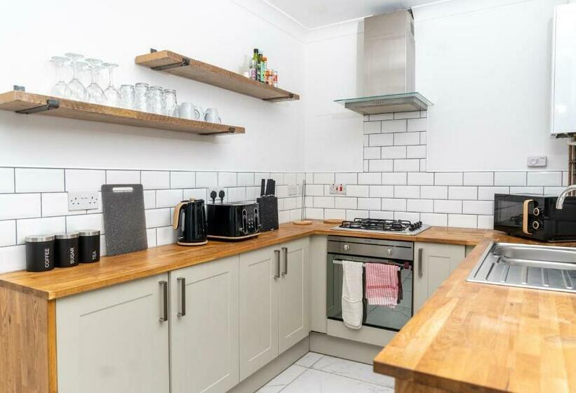 Business Friendly & Spacious 2br Home   Perfectly Located For Working In Swansea