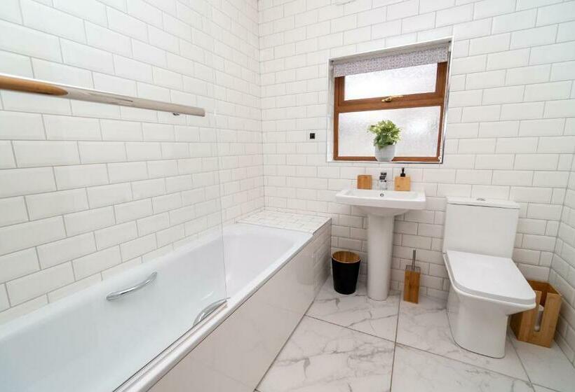 Business Friendly & Spacious 2br Home   Perfectly Located For Working In Swansea