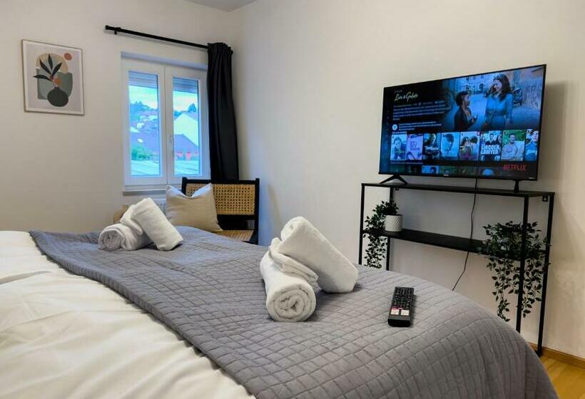 Stylische Zentrale Wohnung Mit Küche Und Parkplatz In Seitenstraße