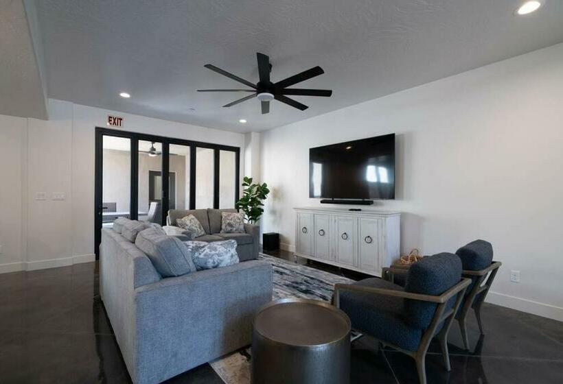 The Latitude Adjustment, Located Close To Golf,sand Dunes, Reservoir & National Parks