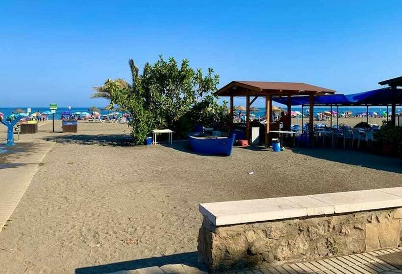 En La 2a Línea En Torre Del Mar