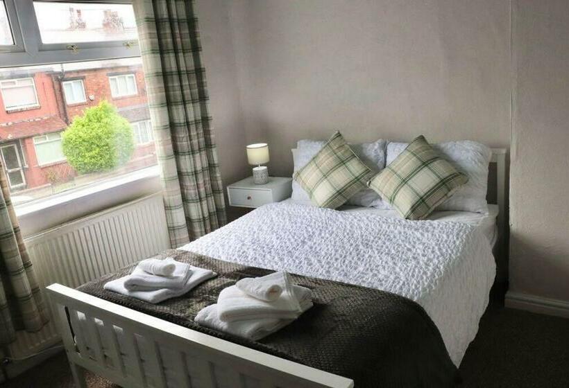 Home Away From Home   2 Bed Free Parking & Wifi