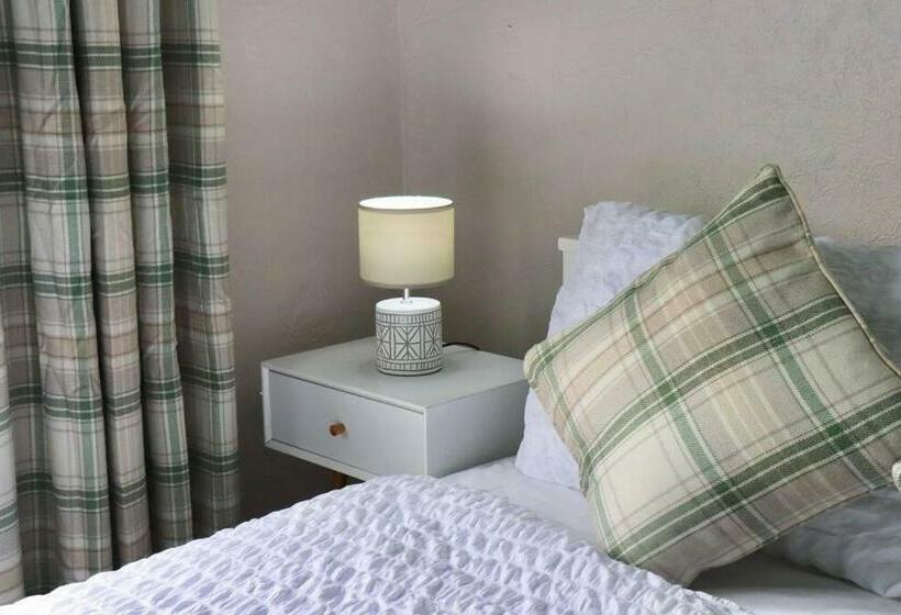 Home Away From Home   2 Bed Free Parking & Wifi