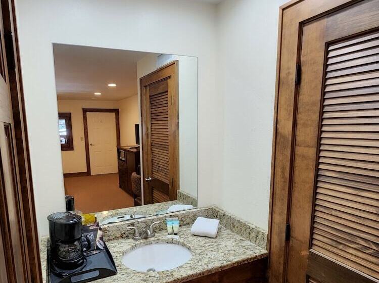 Отель The Inn At Shady Lawn