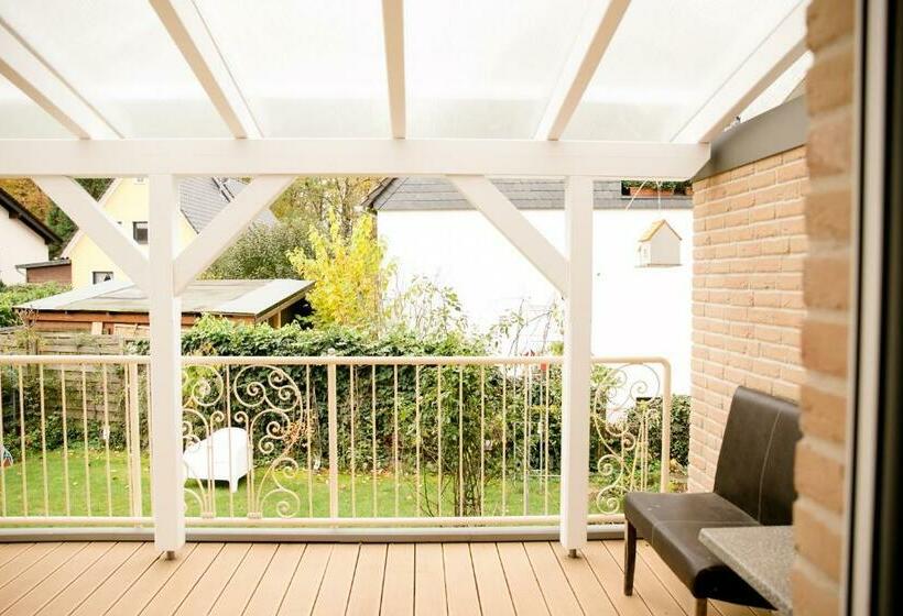 Bonquartier   House   Garden   Forest   Top Road Connection