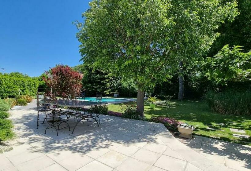 Villa Avec Jardin Ombragé, Piscine Et Parking