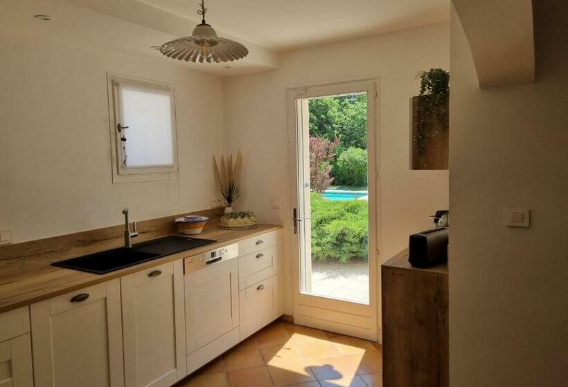 Villa Avec Jardin Ombragé, Piscine Et Parking