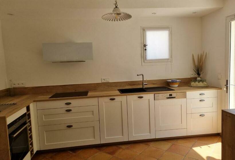 Villa Avec Jardin Ombragé, Piscine Et Parking