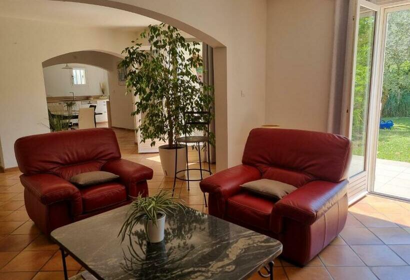 Villa Avec Jardin Ombragé, Piscine Et Parking