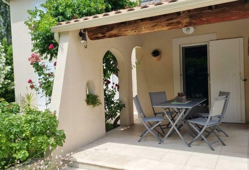 Villa Avec Jardin Ombragé, Piscine Et Parking