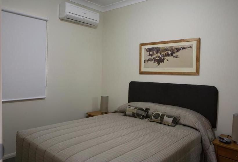 هتل Emerald Inn By Travellers