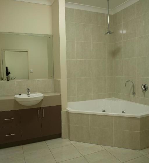 فندق Emerald Inn By Travellers