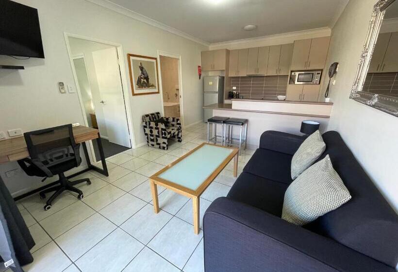 هتل Emerald Inn By Travellers