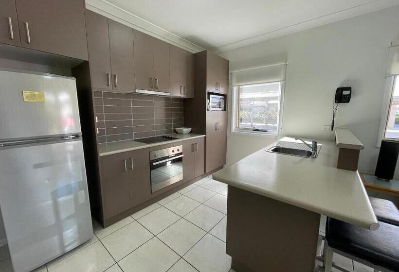 هتل Emerald Inn By Travellers