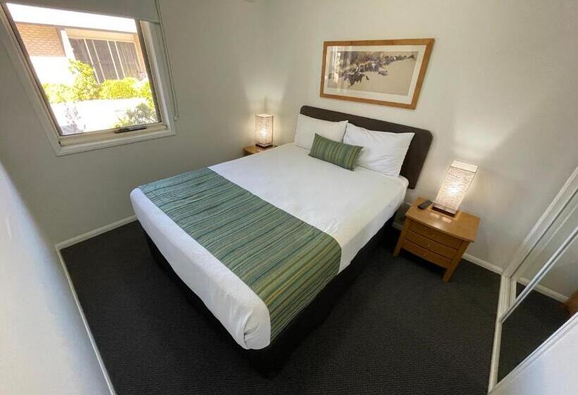 هتل Emerald Inn By Travellers