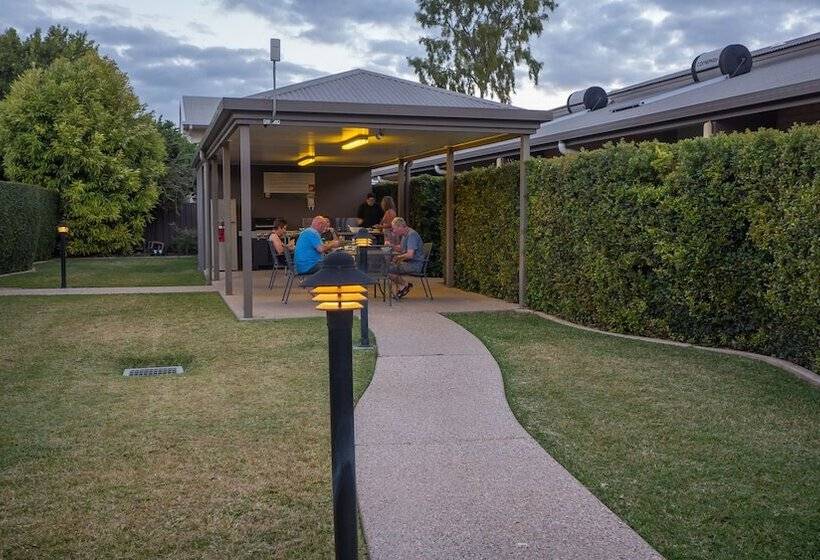 هتل Emerald Inn By Travellers