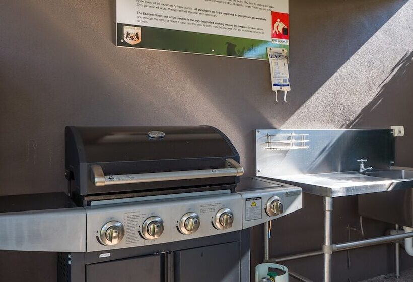 فندق Emerald Inn By Travellers