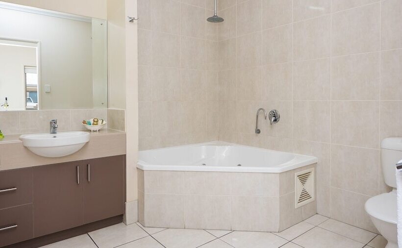 هتل Emerald Inn By Travellers