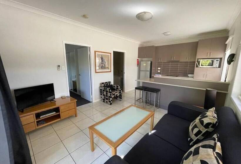 هتل Emerald Inn By Travellers