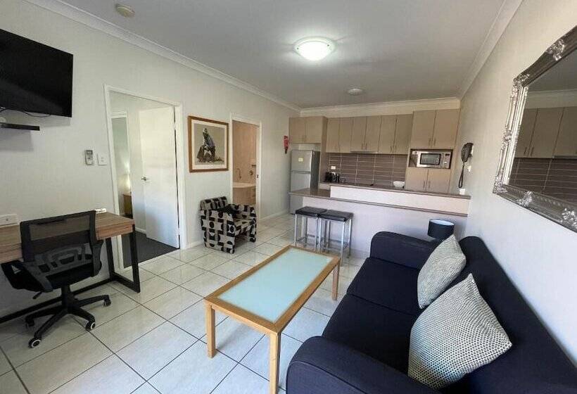 هتل Emerald Inn By Travellers