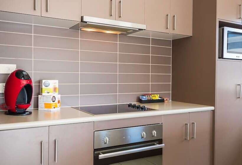 هتل Emerald Inn By Travellers