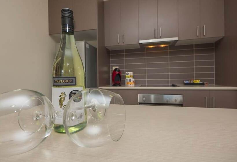 هتل Emerald Inn By Travellers