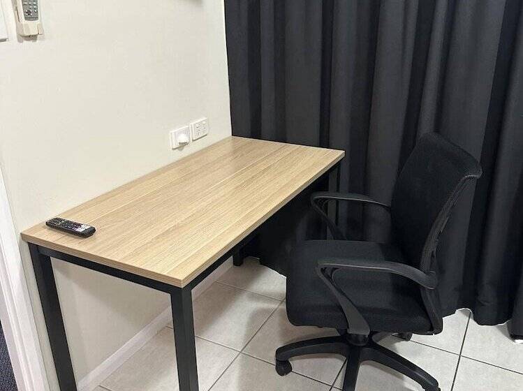 هتل Emerald Inn By Travellers