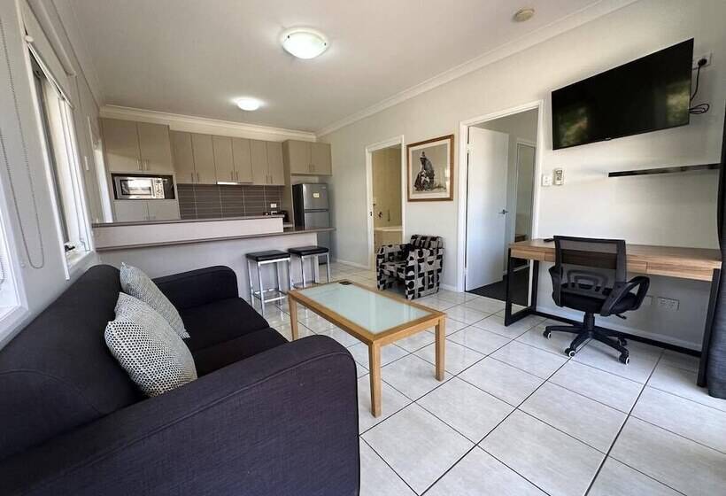 هتل Emerald Inn By Travellers