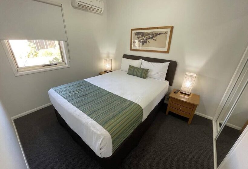 هتل Emerald Inn By Travellers