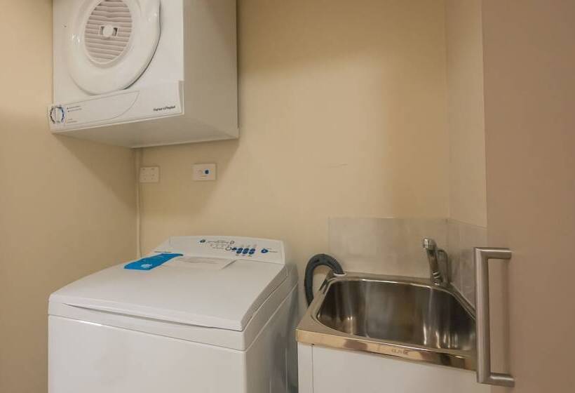 فندق Emerald Inn By Travellers