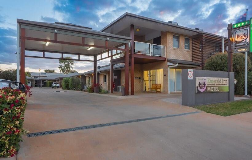 فندق Emerald Inn By Travellers