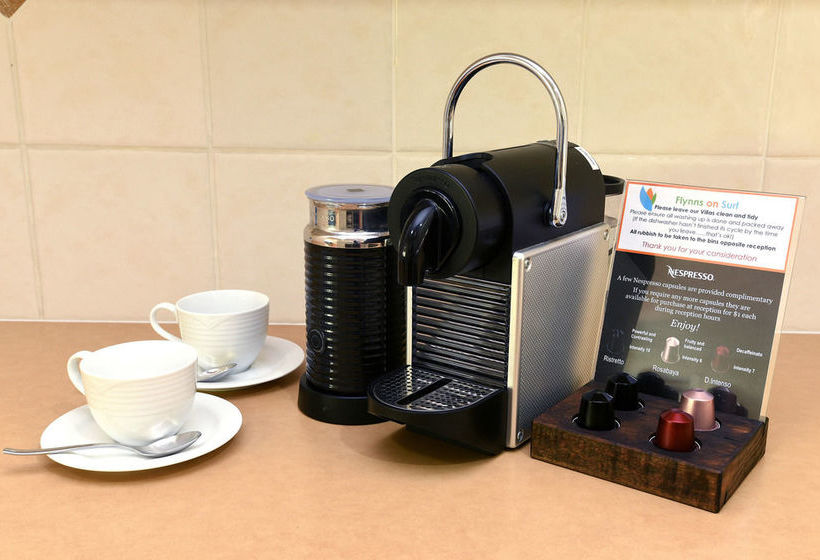 فندق Flynns On Surf Beach Villas