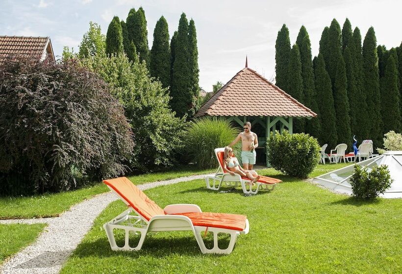 Отель Holiday Club Apartman