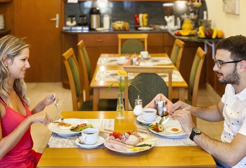 Отель Holiday Club Apartman