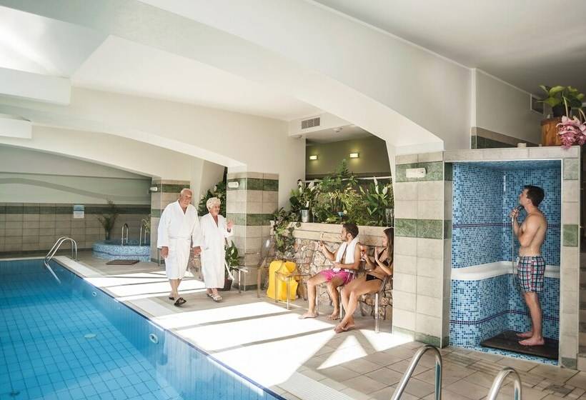 Отель Holiday Club Apartman