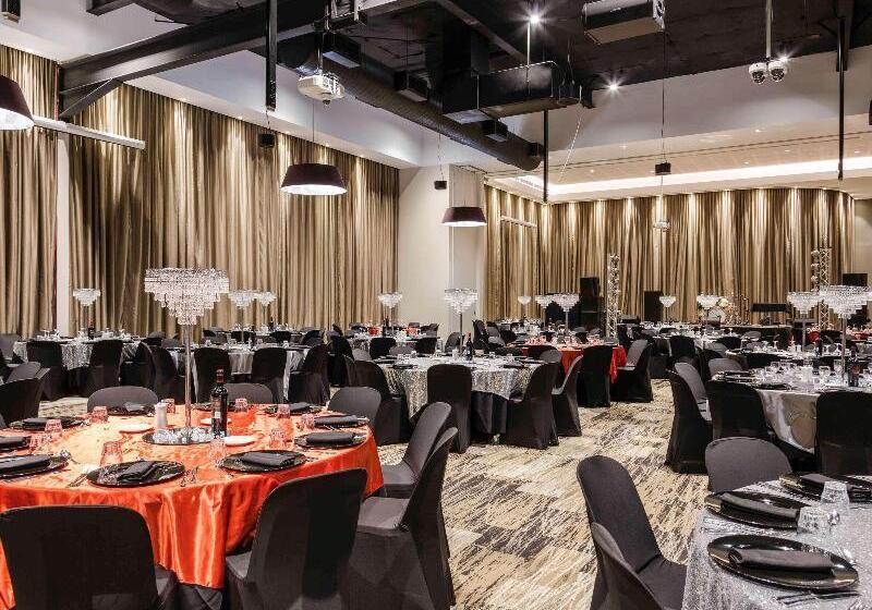 Отель Mantra Gladstone