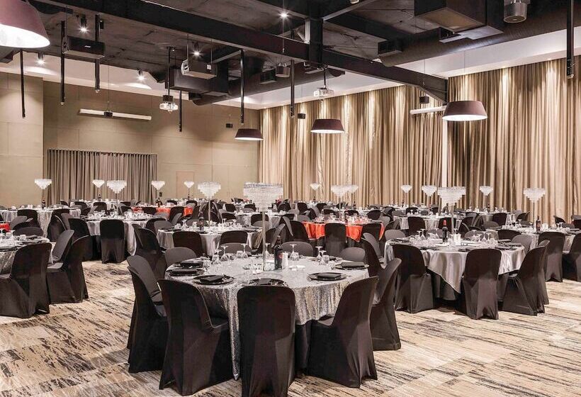 Отель Mantra Gladstone