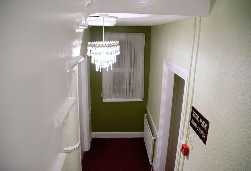 Пансион Crown Lodge Guest House