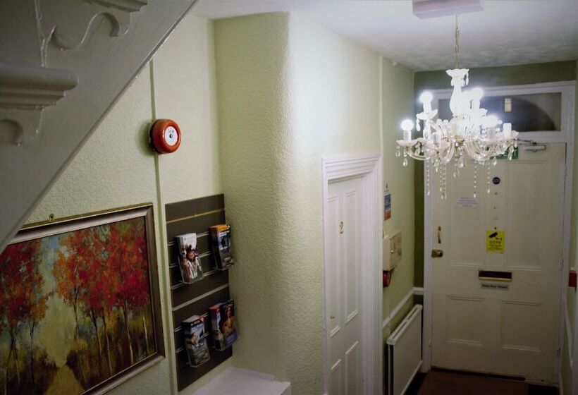 Пансион Crown Lodge Guest House