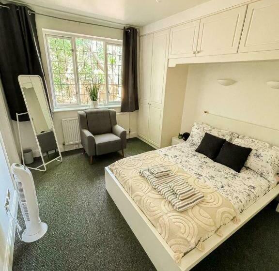 Cosy Apartments Near Hampstead Heath With Free On Site Parking & Private Gardens, Golders Green